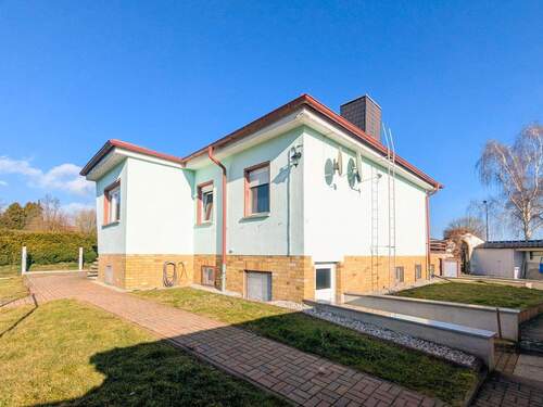 Rückansicht mit Weg - 