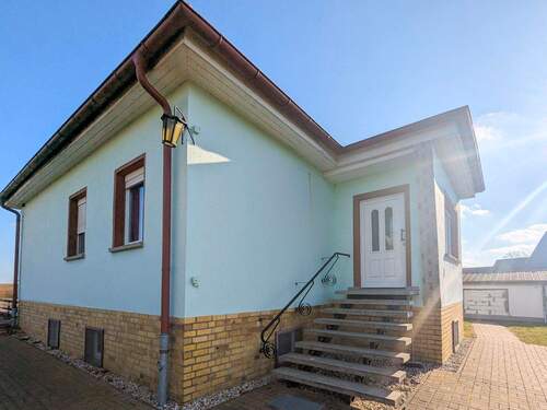 Seitenansicht mit Haupteingang - 