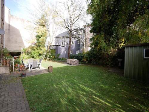 Garten Gebäude links+rechts - 