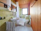 Helles Tageslichtbadezimmer mit Dusche und WC - 