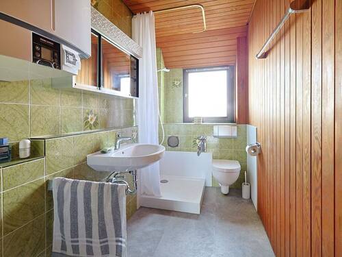 Helles Tageslichtbadezimmer mit Dusche und WC - 