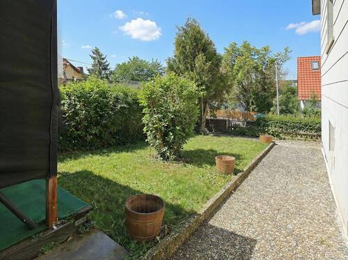 Schöner Gartenabteil mit Zugangsweg - Einfamilienhaus mit 240,00 m&sup2; in Leonberg zum Kaufen