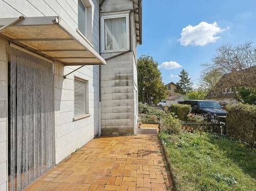 Große Terrasse mit Vorgarten und Zugangsweg - 