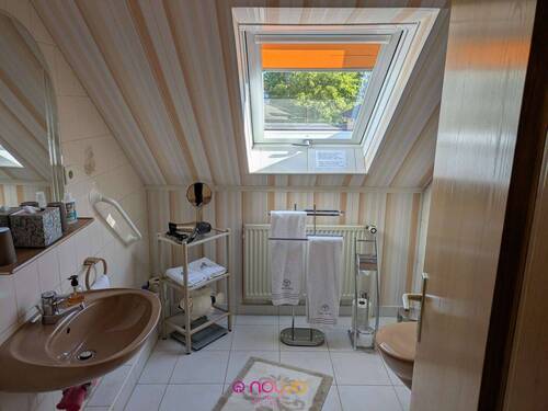 Badezimmer im Dachgeschoss - 