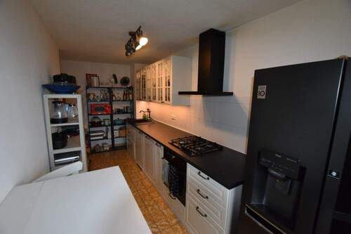 Küche mit Einbauküche und Essplatz - 