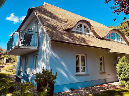 Haus mit 4 FEWO`s - Attraktives Ferienhaus in Groß Zicker mit 4 Wohnungen & teilweise Boddenblick in idyllischer Lage