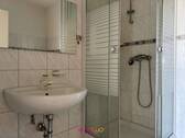 Das Badezimmer mit Dusche... - 