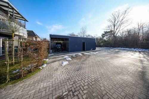 Hof mit PKW-Stellplatz - 