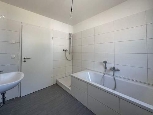Wanne und Dusche - Musterhaus - 