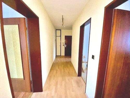 Schnörkellos verbindet der Flur die Räume - Etagenwohnung mit 67,90 m&sup2; in Wilhelmshaven zum Kaufen