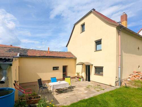 Haus mit Nebengelassen - 