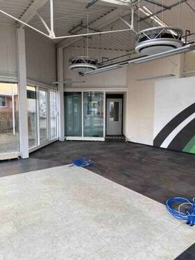 Blick zum Durchgang in den Container - 