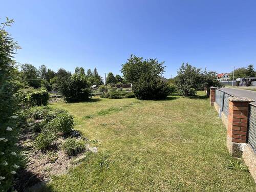 Garten vor dem Haus - 6 Zimmer Doppelhaushälfte zum Kaufen in Neuhausen