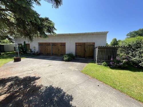 Seitlich 3 Garagen - 6 Zimmer Doppelhaushälfte in Neuhausen