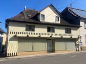 Hausansicht - 7 Zimmer Mehrfamilienhaus, Wohnhaus zum Kaufen in Windesheim