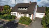Straßenansicht - Großzügiges Einfamilienhaus mit direktem Blick auf den Mühlenteich in Oelde!
