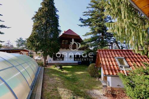 Titelbild - *** Zuhause für Generationen: Großes Grundstück mit zwei Häusern, Pool und Nebengelass ***