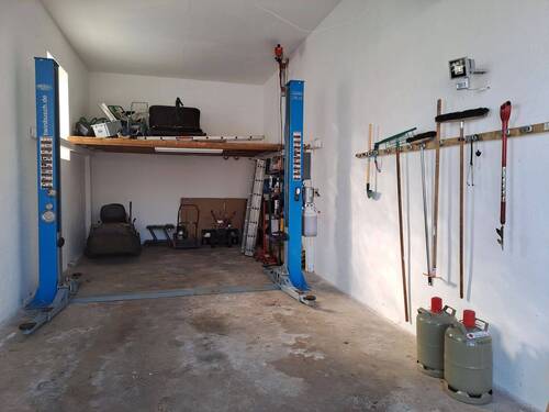 Garage mit Hebebühne - 