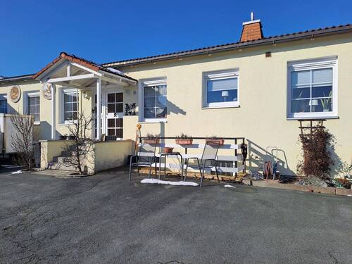 Hof und Eingang - 5 Zimmer Bungalow in Selbitz