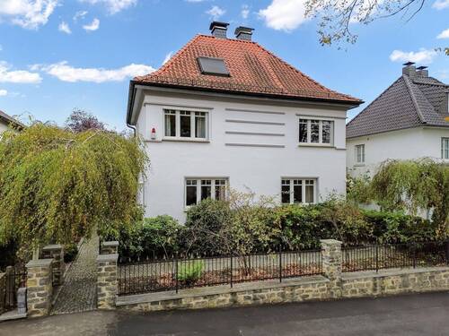 Außenansicht (Straßenseite) - Charmantes Einfamilienhaus im Herzen von Lage - stilvoll & familienfreundlich!