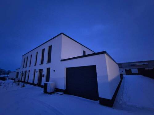 Eingangsbereich/Garage - 5 Zimmer Doppelhaushälfte in Gehrden