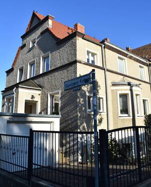 Garage und Zugang zum Haus - 8 Zimmer Mehrfamilienhaus, Wohnhaus zum Kaufen in Frankfurt (Oder)