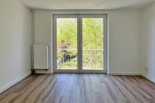Schlafzimmer mit Blick in den Garten - 