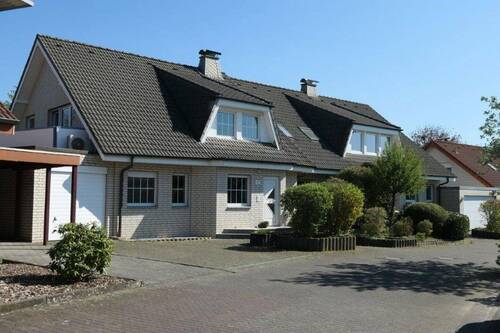 Strassenseite - DHH - Ein Zweifamilienhaus, Vollkeller m. großer Garten-und Garagenfläche