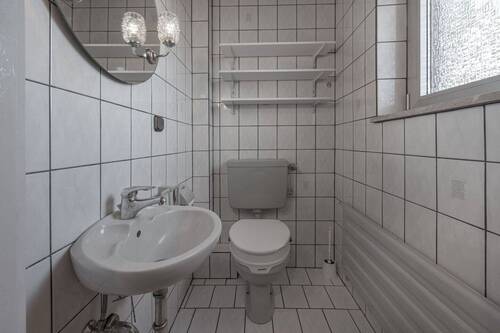 Gäste-WC mit Fenster - 