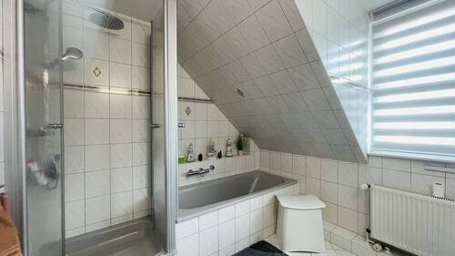 ... mit Wanne und Dusche - 