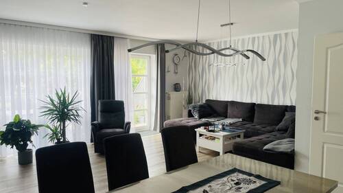 Schönes helles Wohnzimmer - 