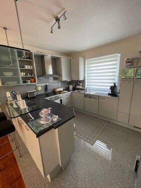 Moderne Einbauküche mit Tresen - 