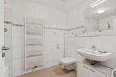 Obergeschoss: Bad mit Badewanne - 