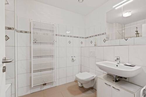 Obergeschoss: Bad mit Badewanne - 