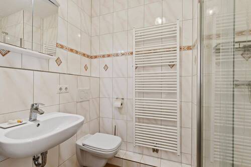 Staffelgeschoss: Bad mit Dusche - 