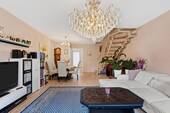 Essbereich mit der Treppe ins Obergeschoss - 4 Zimmer Reihenmittelhaus in Hamburg