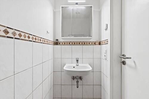 Gäste-WC im Eingangsbereich - 
