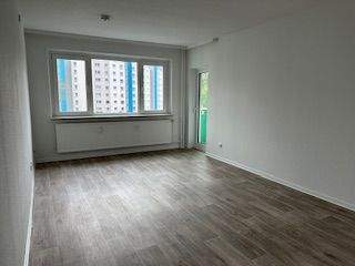 Wohnzimmer mit Balkonzutritt - 3 Zimmer Etagenwohnung in Kiel