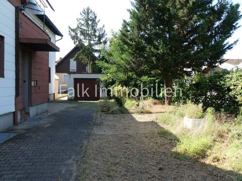 Garten- und Garagenansicht - 