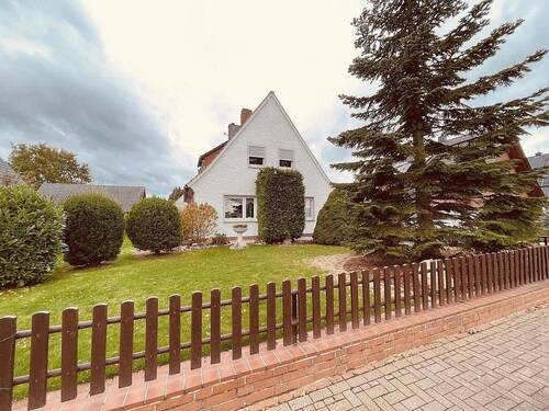 Hausansicht von Straße - Gepflegtes Wohnhaus im Siedlungsstil