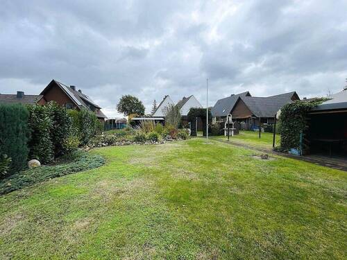 Gepflegtes Gartengrundstück - 