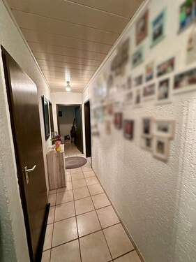 Flur - Mehrfamilienhaus, Wohnhaus mit 152,00 m&sup2; in Neuenmarkt zum Kaufen