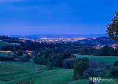 Blaue Stunde_Blick nach Freiburg.jpg - Am Landschaftsschutzgebiet - Baugrundstück 525qm inkl. Holzhaus mit Infinity View + 4 Mo. Bauzeit + Angebot anbei