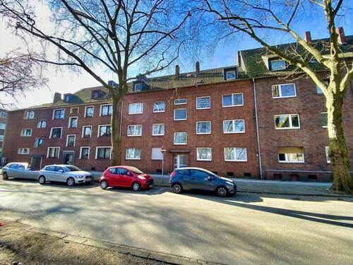 Gebäudefront - Gepflegtes Mehrfamilienhaus mit 8 Wohnungen und 5 Garagen