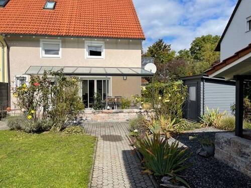 Sicht zum Haus - Terrassenwohnung mit 135,00 m² in Dingolfing zum Kaufen