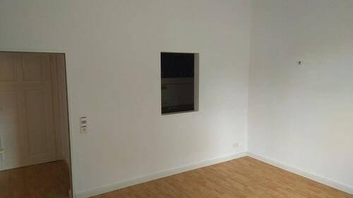 Wohnzimmer mit Durchreiche zur Küche.jpg - 