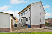 Rückseite mit Garagenbau - 9 Zimmer Mehrfamilienhaus, Wohnhaus in Birkenfeld