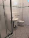 Duschbad mit hellen Fliesen - Etagenwohnung mit 33,60 m² in Hamburg zur Miete