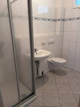 Duschbad mit hellen Fliesen - Etagenwohnung mit 33,60 m² in Hamburg zur Miete