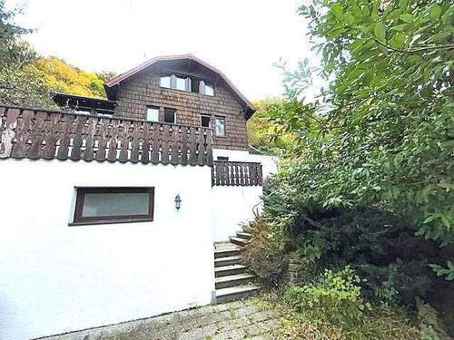 Hausansicht Aufgang - 6 Zimmer Mehrfamilienhaus, Wohnhaus zum Kaufen in Neuenbürg